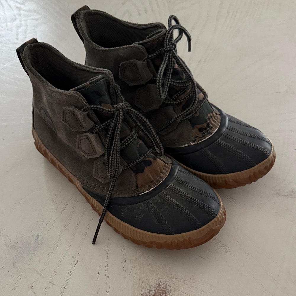 Sorel Out and About Plus Camo Lace-Up Waterproof Rain Boots 6